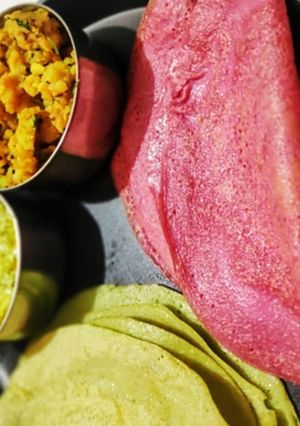 A picture of Dosa with Coconut chutney.