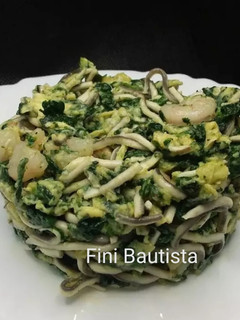 Una foto de Revuelto de gulas con gambas y espinacas