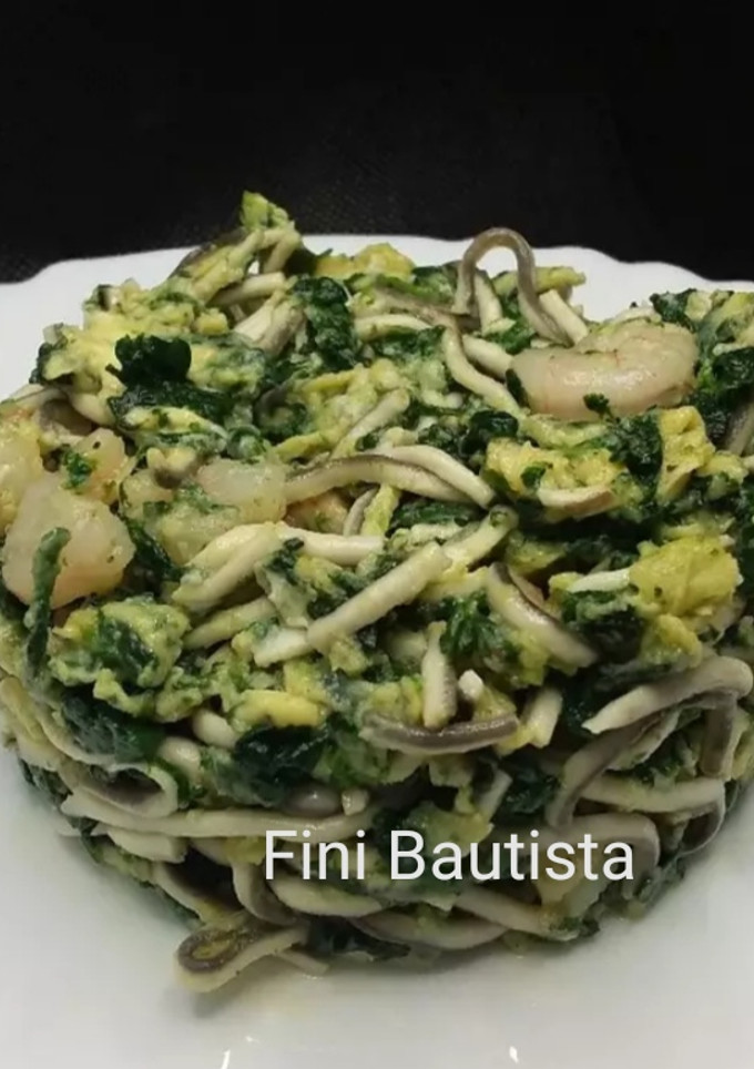 Una foto de Revuelto de gulas con gambas y espinacas
