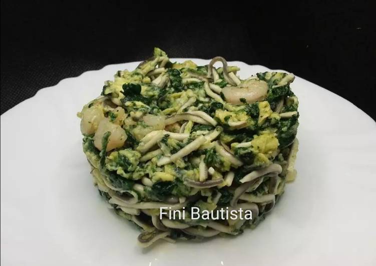 Revuelto de gulas con gambas y espinacas