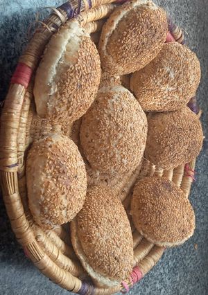 صورة لوصفة خبيزات الساندويش بالسمسم والفرينة الكاملة