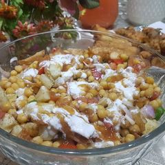 A picture of Chickpea salad with yogurt and tamarind sauce.
