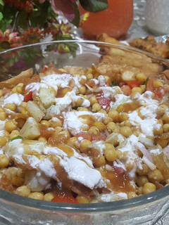 A picture of Chickpea salad with yogurt and tamarind sauce.