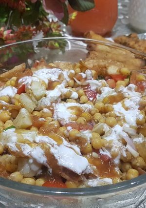A picture of Chickpea salad with yogurt and tamarind sauce.