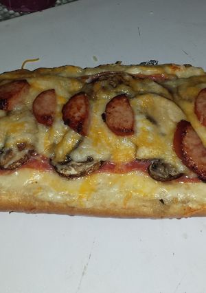 A picture of Alfrado French bread pizza.
