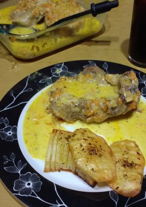 Una foto de Bondiola de cerdo con salsa de mostaza y papas