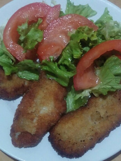 Una foto de Pescadilla de Red a la milanesa con ensalada mixta