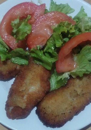 Una foto de Pescadilla de Red a la milanesa con ensalada mixta