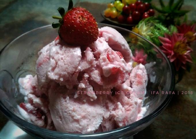 Strawberry Ice Cream (Super simple, hanya 4 bahan saja)