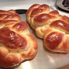 A picture of Challah Bread.