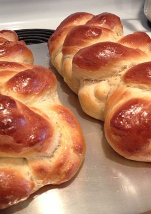 A picture of Challah Bread.