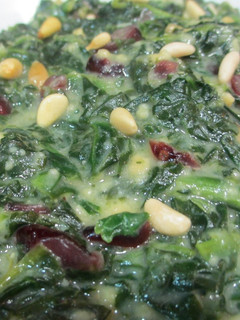 Una foto de Espinaca con piñones y arándanos rojos - veggie