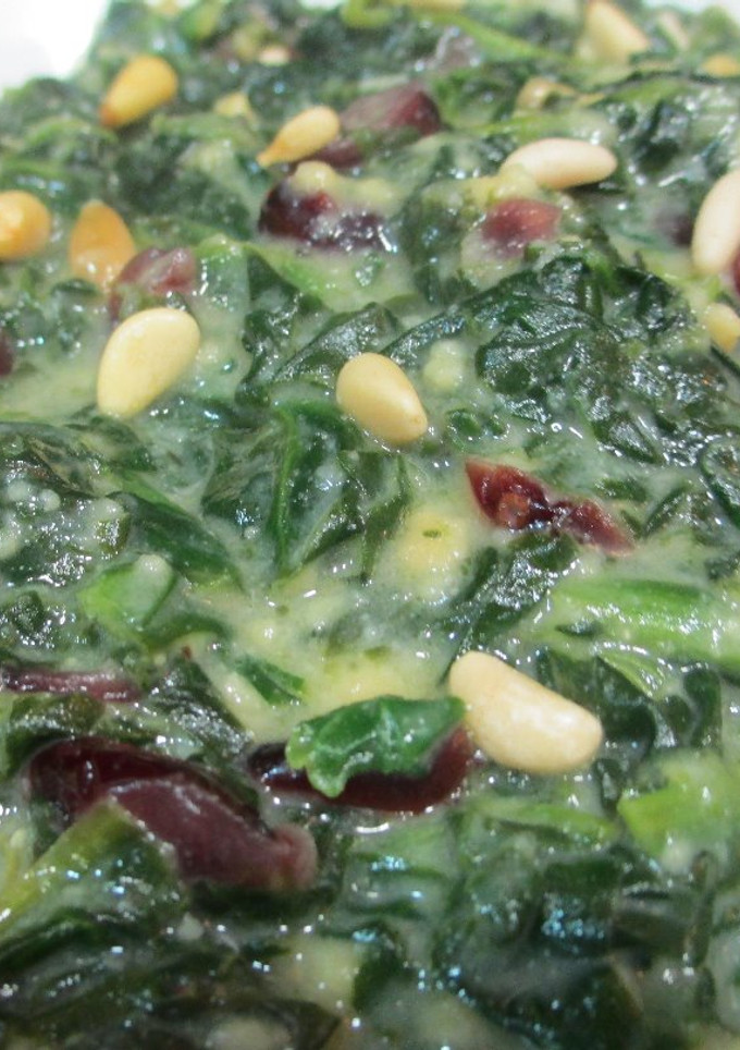 Una foto de Espinaca con piñones y arándanos rojos - veggie