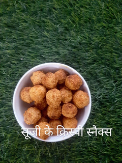 सूजी के क्रिस्पी स्नैक्स (Suji ke crispy snacks recipe in hindi) रेसिपी मुख्य फोटो