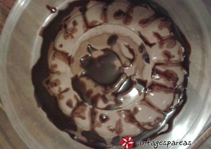 κύρια φωτογραφία συνταγής Ελαφριά πανακότα σοκολάτας με σιρόπι σοκολάτας