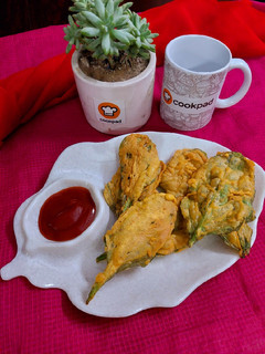 क्रिस्पी पालक के पकोडे(crispy palak pakode recipe in hindi) रेसिपी मुख्य फोटो