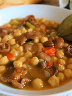 Una foto de Garbanzos con níscalos