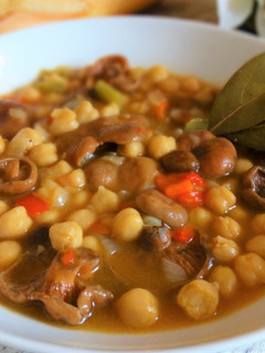 Una foto de Garbanzos con níscalos