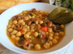 Una foto de Garbanzos con níscalos