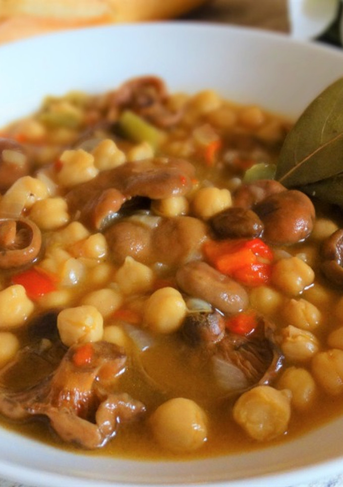 Una foto de Garbanzos con níscalos