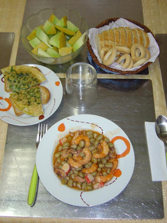 Una foto de Habas con puntillitas y langostinos
