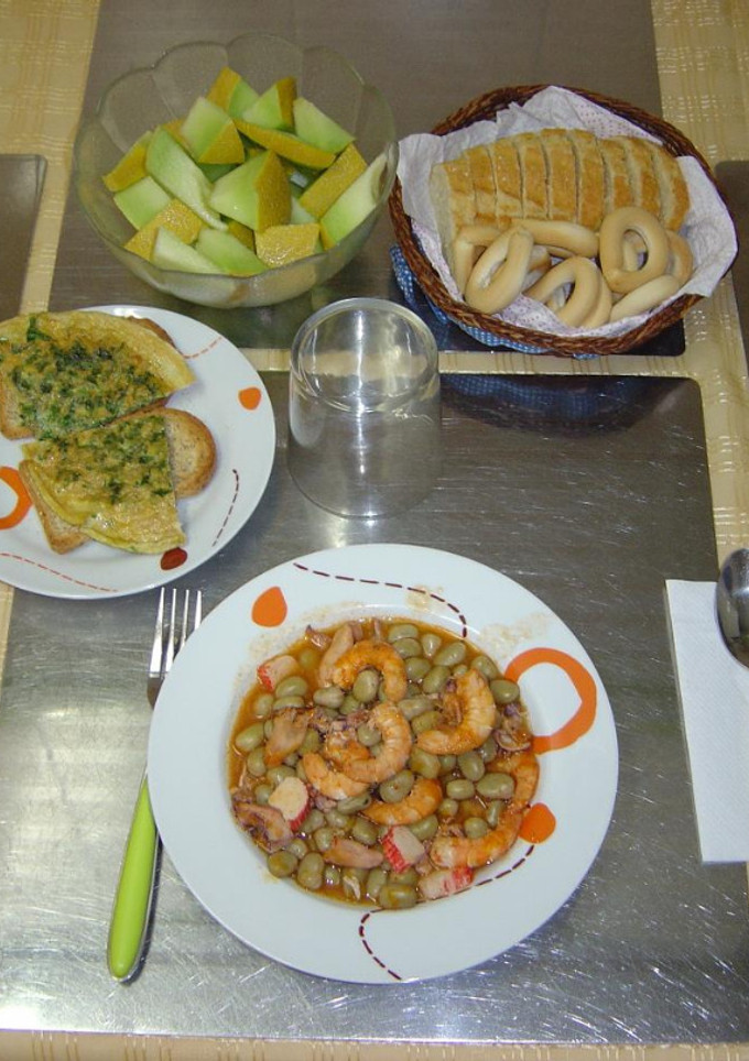 Una foto de Habas con puntillitas y langostinos