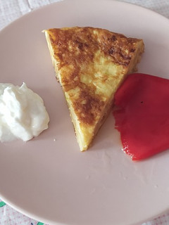 Una foto de Pincho de tortilla con pimiento del piquillo y lactonesa con ajo