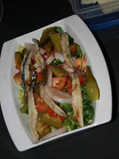Una foto de Ensalada de verduras y boquerones