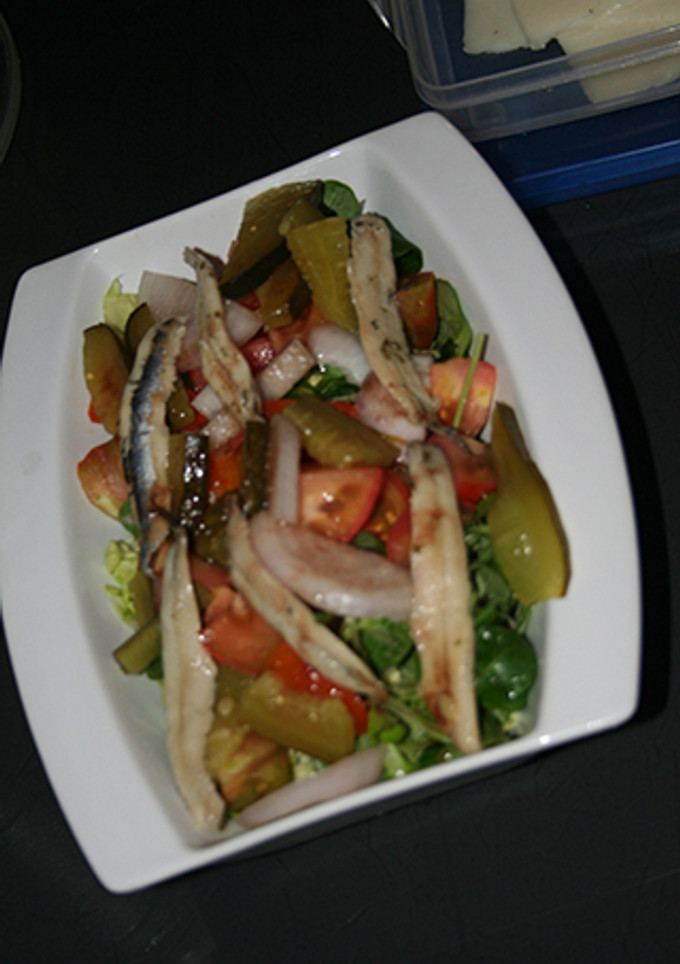 Una foto de Ensalada de verduras y boquerones