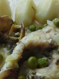 Foto principal de Cazuela de corvina con almejas y guisantes