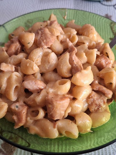 Una foto de Pollo con pasta en salsa