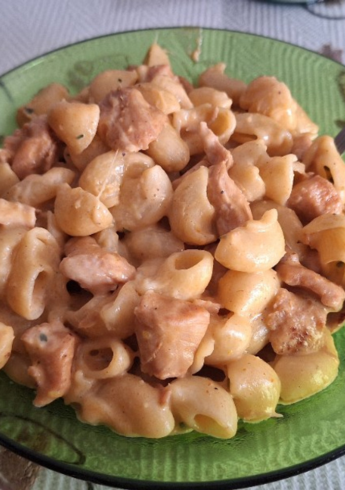 Una foto de Pollo con pasta en salsa
