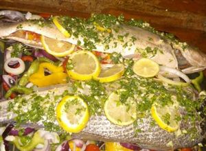 Una foto de Corvina rellena con queso roquefort y cherrys
