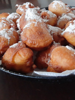 Una foto de Buñuelos de naranja y miel