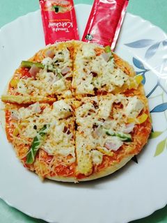तवा पिझ्झा (tawa pizza recipe in marathi) रेसिपी चे मुख्य फोटो