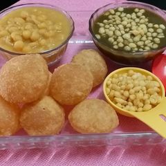 A picture of Pani Puri/ Golgappa.