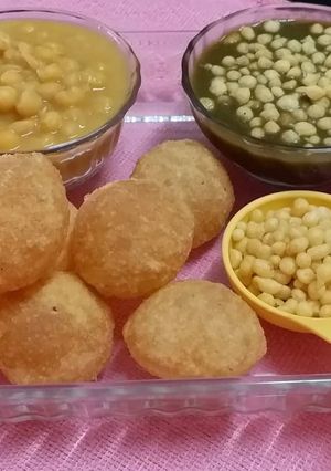 A picture of Pani Puri/ Golgappa.