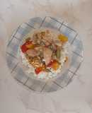 Κοτόπουλο με πιπεριές και σπυρωτό ρύζι