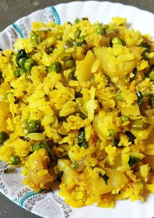 पोहे (pohe recipe in Hindi) रेसिपी मुख्य फोटो