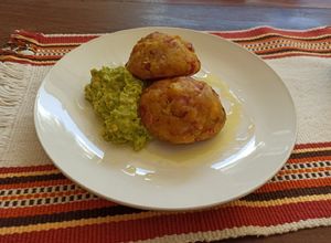 Una foto de Masako de plátano con guacamole