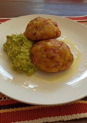 Una foto de Masako de plátano con guacamole