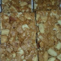 A picture of Peanuts chikki.
