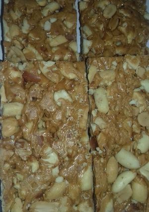 A picture of Peanuts chikki.