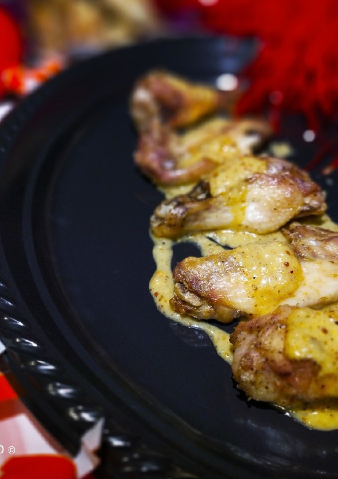Una foto de Alitas de Pollo con una Carnavalesca Salsa Thai Casera