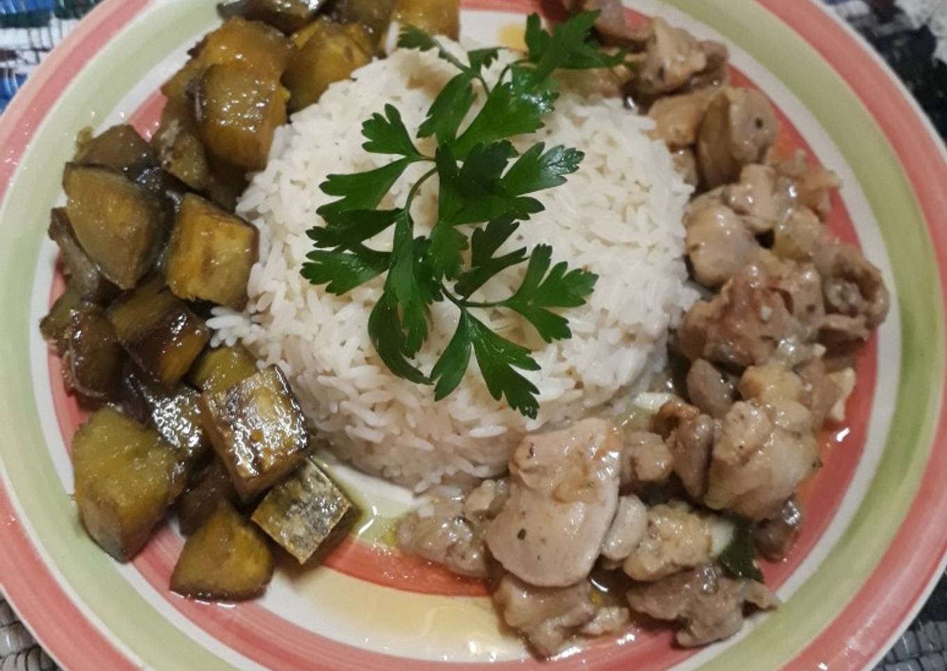 Pollo al curry con arroz y batatas en almíbar
