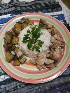 Una foto de Pollo al curry con arroz y batatas en almíbar