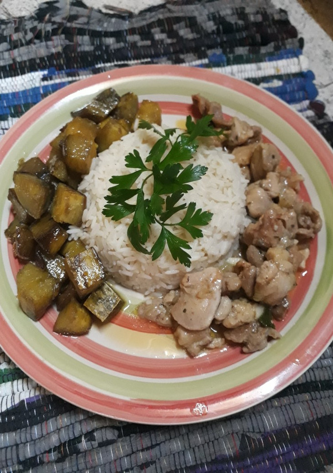 Una foto de Pollo al curry con arroz y batatas en almíbar