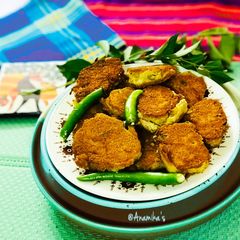 A picture of Narkel-Posto’r Bora or Coconut Poppy Seeds Pakore: Bong Style.