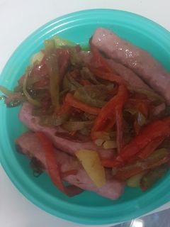 Una foto de Salchichas con pimientos y patatas