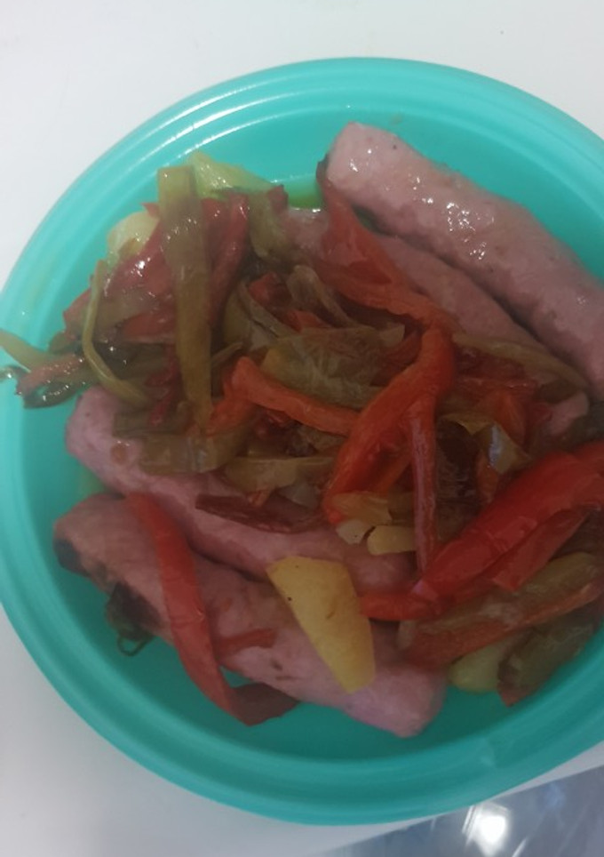 Una foto de Salchichas con pimientos y patatas